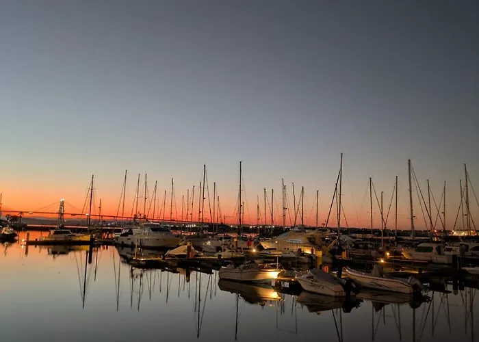 Sunset River 船屋 *