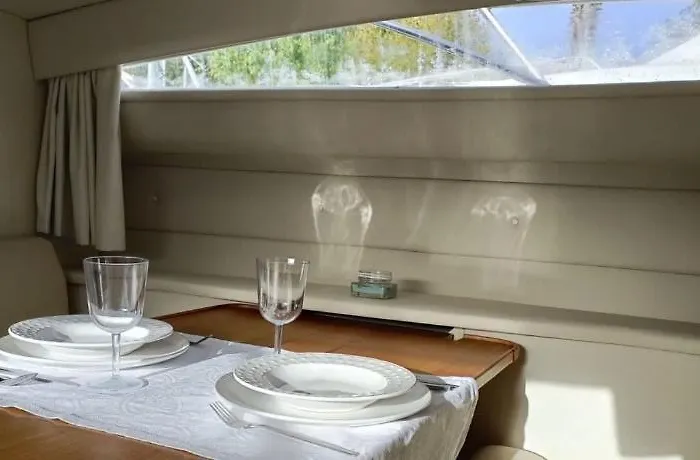 Sunset River Båthotell *